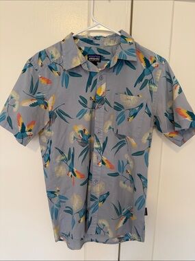 Patagonia Men's Blue Parrot Print Short Sleeve Shirt